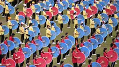 Ratusan pelajar mengikuti gladi resik di halaman sekolah di Bangkok, Thailand (13/11/2019). Gladi resik diadakan sebagai persiapan untuk kunjungan Paus Fransiskus yang  akan berada di Thailand pada 20-23 November 2019. (AFP Photo/Chalinee Thirasupa)