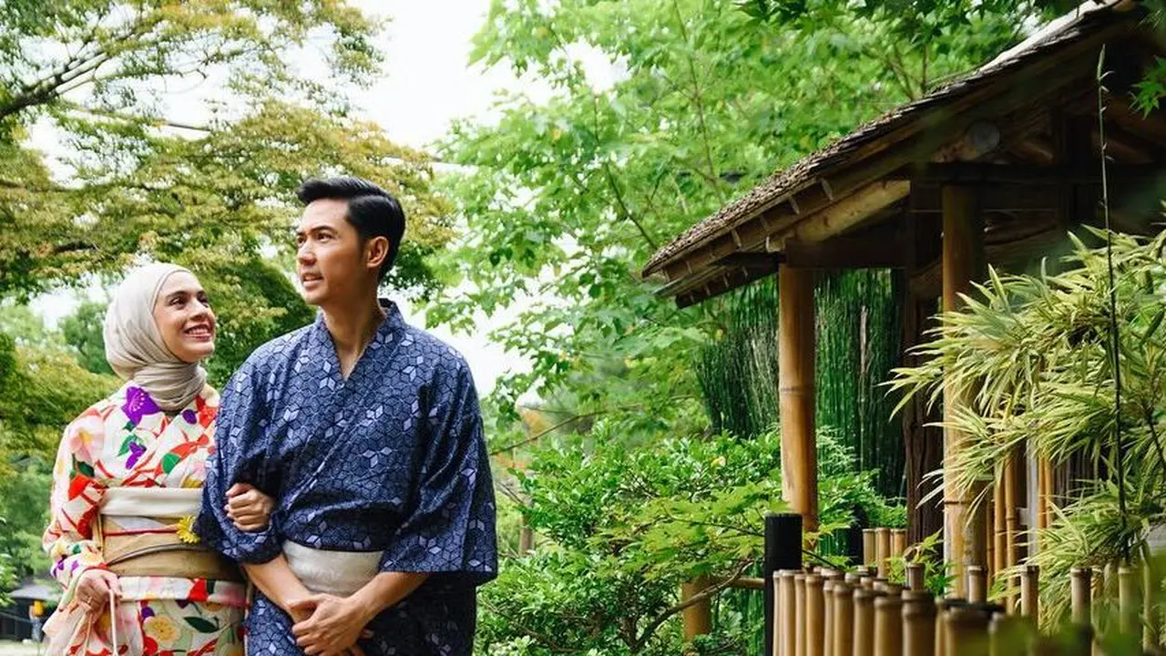 7 Pemotretan Keluarga Nycta Gina Pakai Kimono, Anak Sulungnya Bak Warga Lokal