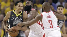 Pemain Warriors, Shaun Livingston (kiri) mencoba melewati kepungan pemain Rockets pada gim keempat final NBA basketball Wilayah Barat di Oracle Arena, Oakland (22/5/2018). Rockets menang 95-92. (AP/Marcio Jose Sanchez)