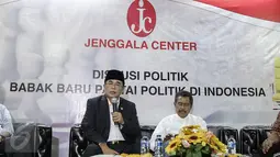 Calon Ketua Umum Partai Golkar Ade Komarudin (kiri) bersama Kader Senior Partai Golkar Fahmi Idris ketika diskusi partai politik di Jakarta, Jumat (29/4/2016). Diskusi tersebut membahas babak baru partai politik di Indonesia. (Liputan6.com/Faizal Fanani)