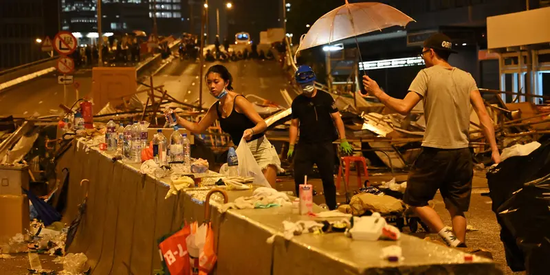 Bersih-Bersih Sampah Usai Demo RUU Ekstradisi  di Hong Kong