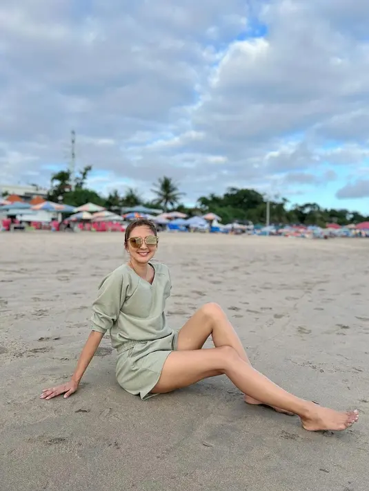 Pakaian serba nyaman ini sukses jadi andalan Donna Agnesia mengunjungi berbagai spot wisata di Pulau Bali. Kali ini ia terlihat nyaman dengan pakaian yang sama. (Liputan6.com/IG/@dagnesia).