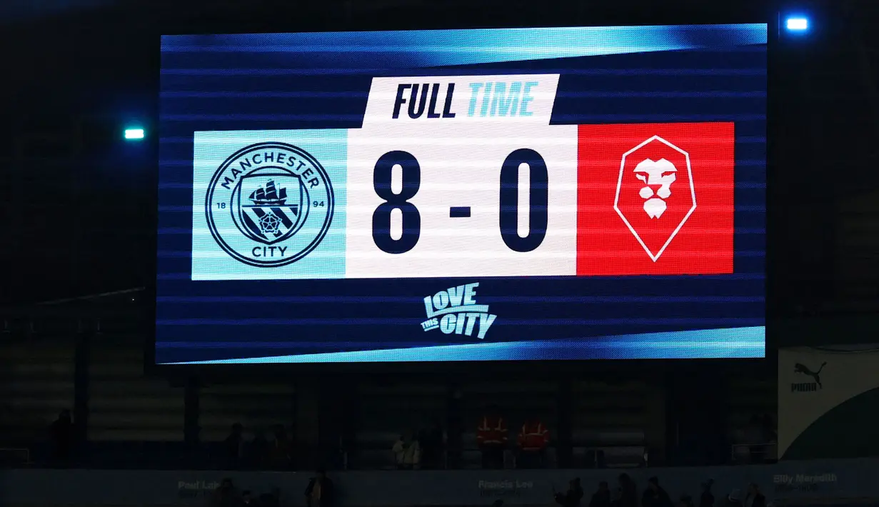 Tampilan papan skor pertandingan lanjutan Piala FA 2024/2025 antara Manchester City melawan Salford City di Etihad Stadium, Manchester, Inggris, Minggu (12/01/2025). (AFP/Darren Staples)