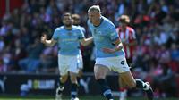 Striker Manchester City, Erling Haaland, membawa bola saat bertanding melawan Southampton pada pekan 36 Liga Inggris 2024/2025 di St. Mary's Stadium, Sabtu (10/5/2025) malam WIB. (Glyn KIRK / AFP)