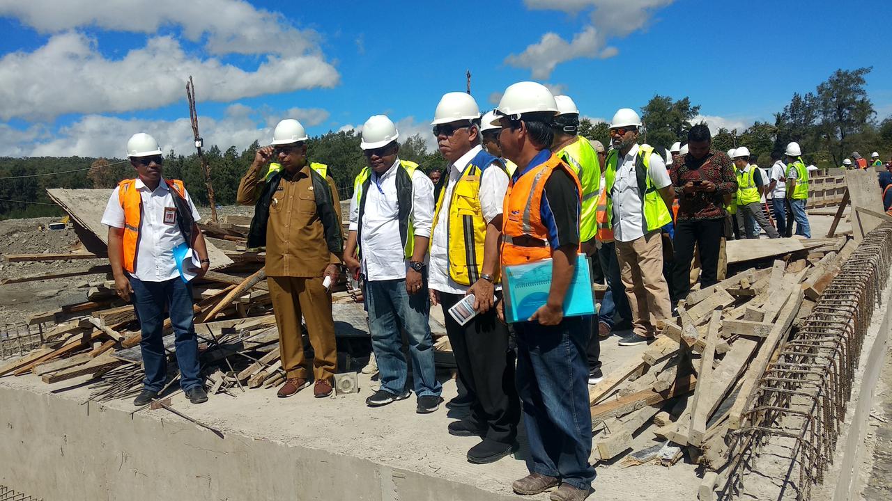 Menteri PUPR Basuki Hadimuljono meninjau proyek pengerjaan Jalan Perbatasan RI-Timor Leste di Nusa Tenggara Timur (NTT) atau yang dikenal dengan istilah jalur Sabuk Merah.