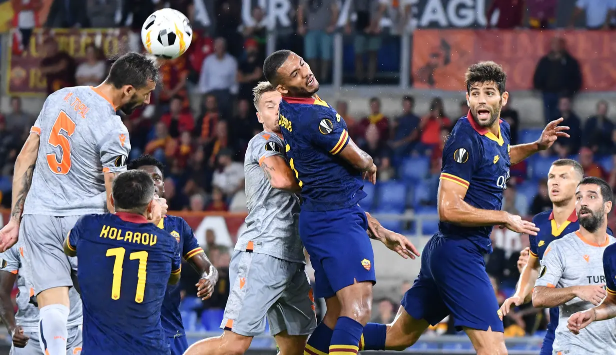 Gelandang Istanbul Basaksehir, Mehmet Topal, menyundul bola saat melawan AS Roma pada laga Europa League di Stadion Olimpico, Roma, Kamis (19/9). Roma menang 4-0 atas Istanbul. (AFP/Alberto Pizzoli)