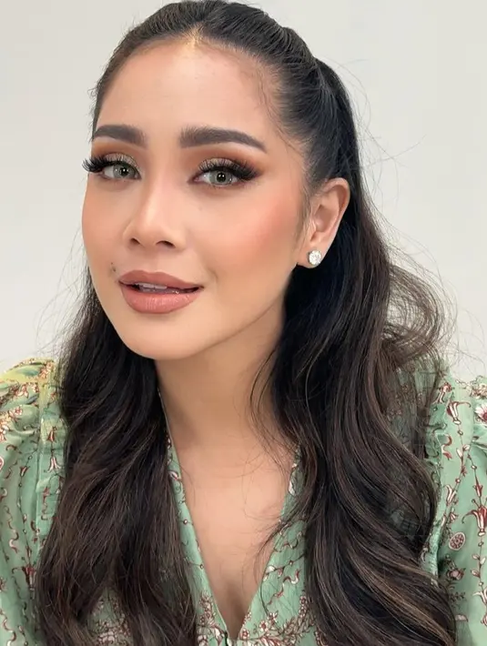 Tasya mengaplikasikan makeup serba coklat pada ibu dua anak ini. Mulai dari riasan mata menggunakan eyeshadow coklat shimmer, alis mata on fleek, bulu mata yang cukup panjang dan tebal. Dan yang membuat berbeda ialah lensa kontak yang dikenakan Nagita. [@tasyafarasya]