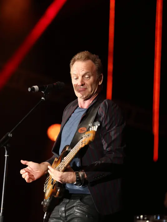 Kolaborasi apik Sting bersama Chirs Botti membuat penonton makin riuh dengan tepuk tangan. (Andy Masela/Bintang.com)