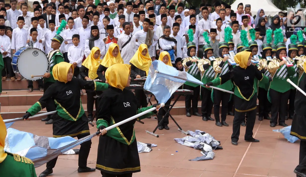 Para santri menyaksikan parade marching band pada Apel Hari Santri Nasional 2017, di Tugu Proklamasi, Jakarta, Minggu (22/10). Acara ini mengangkat tema Meneguhkan Peran Santri dalam Bela Negara, Menjaga Pancasila, dan NKRI. (Liputan6.com/Fery Pradolo)