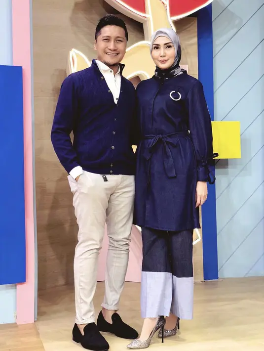 Presenter dan juga pemeran Arie Untung juga tak membatasi kegiatan istrinya menjalani karier yang dilakoninya. Salah satu perubahan yang dirasakan Arie adalah sang istri semakin tahun tanggung jawabnya sebagai istri. (Instagram/fenitarie)
