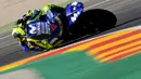 Pebalap Movistar Yamaha, Valentino Rossi, memacu keceparan saat sesi latihan MotoGP Aragon di Sirkuit Aragon, Spanyol, Sabtu (21/9/2018). Pada sesi latihan ini, pria Italia itu hanya menduduki posisi kesembilan. (AFP/Jose Jordan)