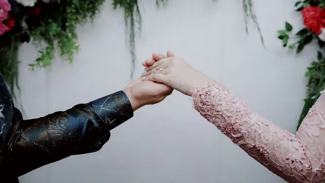 Thavita Resmi Bertunangan. [@thavitaa]