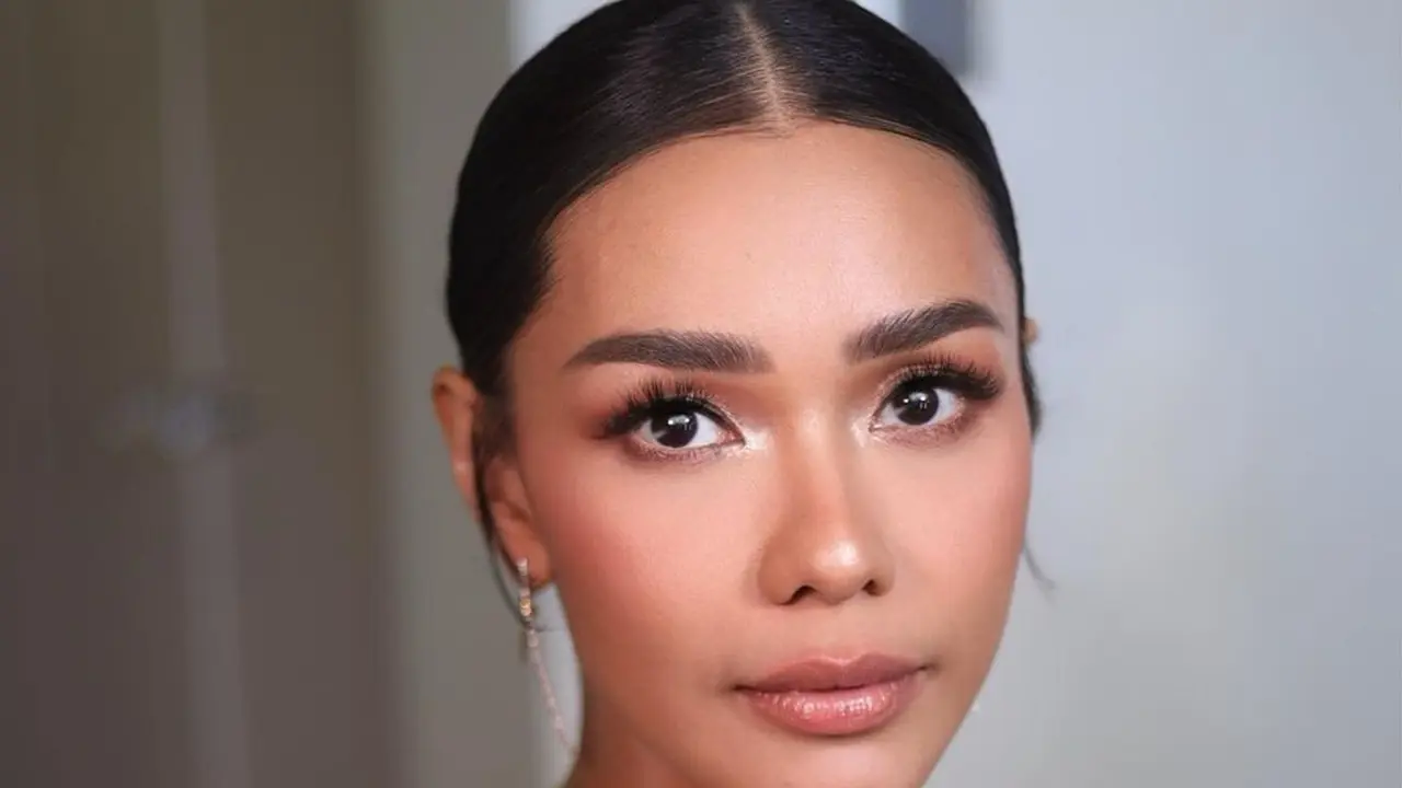 Detail Makeup Glowing Adinia Wirasti yang Resmi Menikah dengan Aktor Australia
