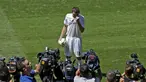  Pemain yang berposisi sebagai Gelandang, Mateo Kovacic mencium kostum saat sesi pemotretan di Stadion Santiago Bernabeu, Madrid ,Spanyol, (19/8/2015). Pemain ini dibeli dari Inter Milan dengan mahar sebesar 35 juta Poundsterling. (REUTERS/Juan Medina)