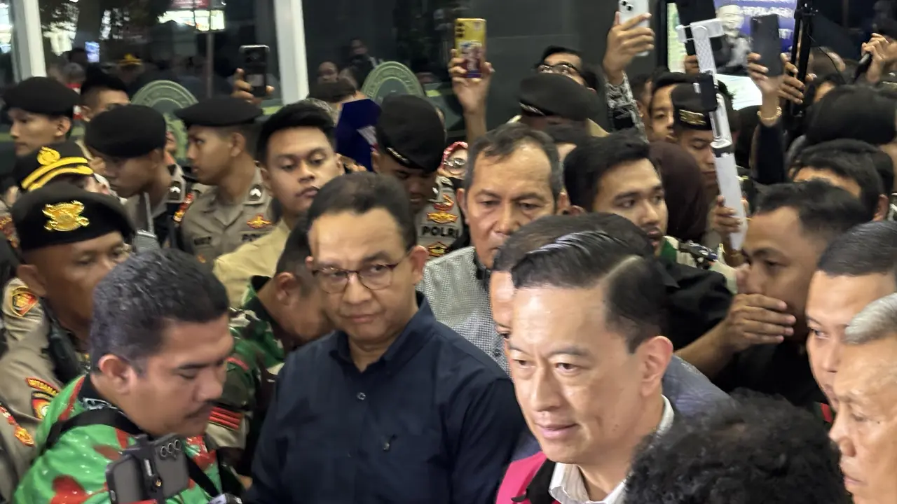 Mantan Menteri Perdagangan, Thomas Trikasih Lembong alias Tom Lembong usai persidangan di Pengadilan Negeri Jakarta Pusat, Jumat (18/7/2025). (Liputan6.com/Ady Anugrahadi)