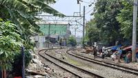 Warga Bantaran Rel Senen