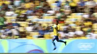 Aksi bomber Brasil, Neymar saat mengontrol bola dalam laga kontra Honduras, di Stadion Maracana, Rio de Janeiro (17/8/2016). Neymar akan memimpin rekan-rekannya bersua Jerman pada partai final cabang sepak bola Olimpiade Rio 2016, dini hari nanti WIB.  (R
