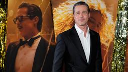 Brad Pitt tiba pada premiere film "Babylon" di Academy Museum of Motion Pictures, Los Angeles, Amerika Serikat, 15 Desember 2022. Dia melengkapi penampilan klasiknya dengan kemeja putih santai dan sepatu kulit. (AP Photo/Chris Pizzello)