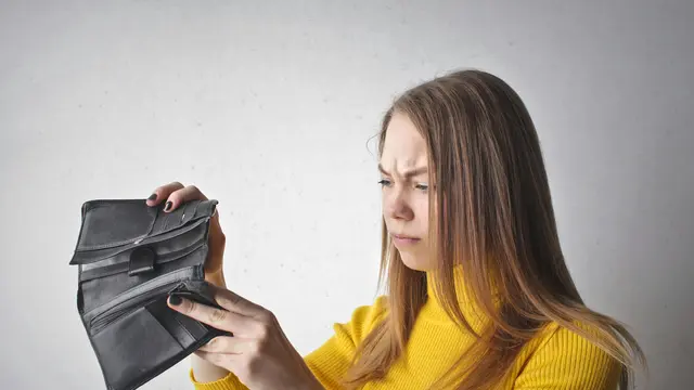 Simpan uang dan kartu di tempat yang berbeda