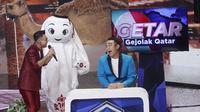 Gilang Dirga saat memperkenalkan tim jurnalis Surya Citra Media (SCM) yang akan berangkat ke Piala Dunia 2022 Qatar saat diperkenalkan dalam acara Dangdut Academy di Studio Indosiar, Jakarta, Rabu (9/11/2022). (Bola.com/M iqbal Ichsan)