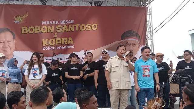Calon presiden (capres) nomor urut 2 Prabowo Subianto masak di daerah Cilincing, Jakarta Utara pada Jumat siang (8/12/2023).