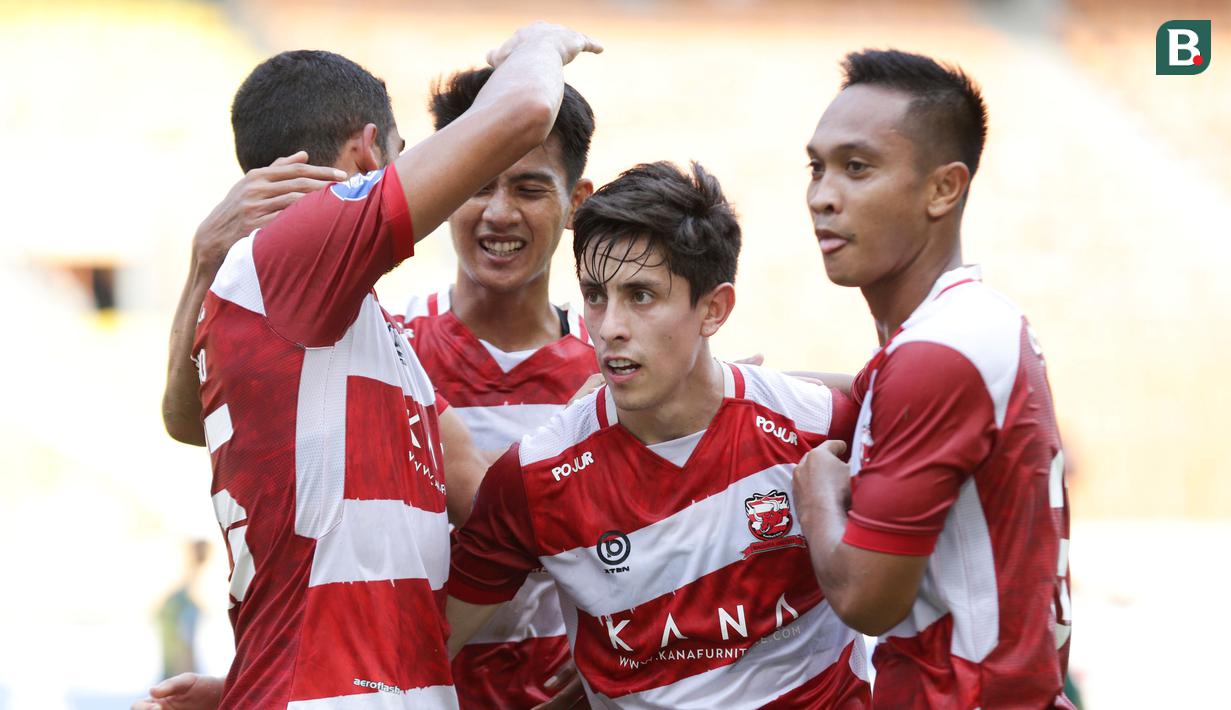 <p>Para pemain Madura United merayakan gol yang dicetak oleh Francisco Rivera saat melawan Persikabo 1973 dalam laga pekan kesembilan BRI Liga 1 2023/2024 di Stadion Wibawa Mukti, Cikarang, Sabtu (19/8/2023). (Bola.com/Abdul Aziz)</p>