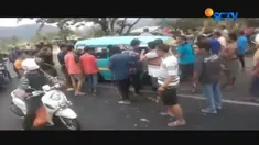 Sebuah video amatir memperlihatkan ratusan warga menyerang puluhan rombongan pengantar jenazah asal Makassar, Sulawesi Selatan.
