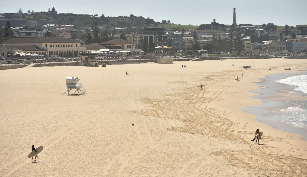 Pantai Bondi yang kosong setelah pemerintah menutup pantai paling populer di Sydney, Minggu (22/3/2020). Otoritas Australia menutup Bondi Beach  lantaran orang-orang mengabaikan larangan pemerintah untuk tidak berkumpul dalam jumlah besar guna menekan penyebaran virus corona. (PETER PARKS/AFP)