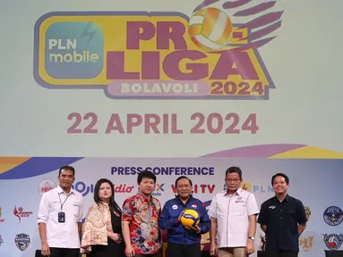 Dari kiri ke kanan, Gregorius Adi Trianto (EVP Komunikasi Korporat dan TJSL PT. PLN Persero), Eva Stephanie Kurnia (Senior Vice President Content Vidio), Hendy Lim (Head of Sports Business Emtek Group dan CEO of Nex Parabola), Komjen Pol Drs Imam Sudjarwo MSi (Ketua Pengurus Pusat PBVSI), Reginald C Nelwan (Wakil Direktur Proliga) dan David Setiawan Suwarto - Director of MOJI usai memberi keterangan terkait pelaksanaan Proliga 2024 di Jakarta, Senin (22/4/2024). (Liputan6.com/Helmi Fithriansyah)