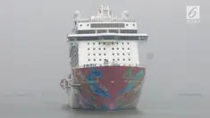 Sebuah kapal pesiar terbesar dan termewah di Asia Tenggara, tiba di Pelabuhan Tanjung Perak Surabaya.
