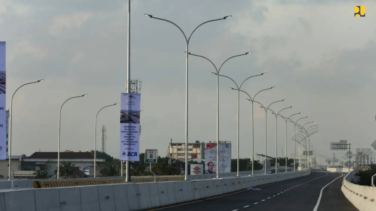 Jalan Tol Ujung Pandang Seksi 3 atau dikenal dengan Jalan Tol Layang Andi Pangeran (AP) Pettarani Kota Makassar, Sulawesi Selatan.