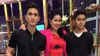 Verrell Bramasta dan Athalla Naufal bersama Venna Melinda [foto: instagram/bramastavrl]