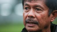 Pelatih Timnas Indonesia U-22, Indra Sjafri memberikan keterangan kepada wartawan&nbsp;saat&nbsp;pemusatan latihan untuk SEA Games 2023 yang berlangsung di Lapangan A, Kompleks Stadion Utama Gelora Bung Karno (SUGBK), Kamis (02/03/2023). Pemusatan latihan ini akan berlangsung dari tanggal 1-16 Maret 2023. (Bola.com/Bagaskara Lazuardi)