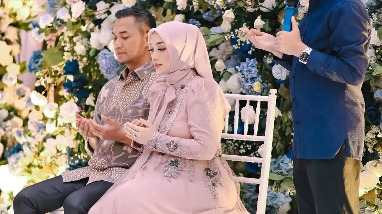 6 Pesona Zaskia Gotik Dibalut Gaun Elegan di Tasyakuran 7 Bulan Kehamilan