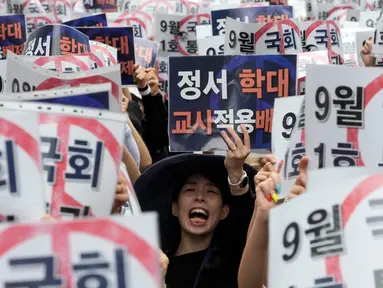 Seorang guru meneriakkan slogan-slogan saat unjuk rasa menuntut perlindungan yang lebih baik atas hak-hak mereka di dekat Majelis Nasional, Seoul, Korea Selatan, Sabtu (16/9/2023). Para guru di seluruh Korea Selatan berunjuk rasa menyusul bunuh diri seorang guru sekolah dasar pada bulan Juli lalu. (AP Photo/Ahn Young-joon)