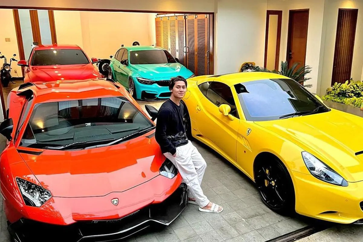 Gaya Keren Rizky Billar Berfoto di Depan Mobil, Tengah Jadi Sorotan