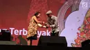 Product Manager Go-Jek Yeti Kim memberi penghargaan pada pemilik Pisang Goreng Madu Ibu Nanik dalam acara Malam Juara Go-Food 2018 di Jakarta, Jumat (23/2). Go-Jek mengapresiasi kuliner UMKM yang telah tumbuh bersama Go-Food. (Liputan6.com/Angga Yuniar)