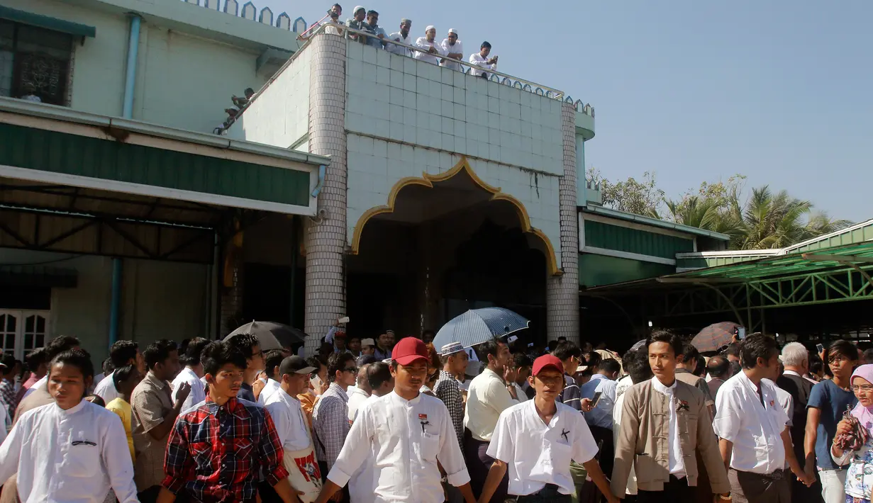 Para anggota Partai Liga Nasional untuk Demokrasi saat menghadiri pemakaman Ko Ni di Yangon, Myanmar (30/1). Pelaku penembakan Ko Ni telah ditangkap, yakni seorang tersangka bernama Kyi Lin, berusia 53 tahun dari Mandalay. (AP Photo / Thein Zaw)