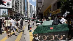 Di Hong Kong, (4/6/2014), seorang aktivis melakukan aksi memperingati 25 tahun tragedi berdarah Tiananmen. Lebih kurang 200.000 orang akan ambil bagian menyalakan lilin untuk mengenang peristiwa berdarah 25 tahun silam. (AFP PHOTO/ALEX OGLE)