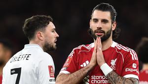Pemain Liverpool, Dominik Szoboszlai melakukan selebrasi seusai membobol gawang Barnsley pada lanjutan Piala FA 2025/2026 di Anfield, Selasa (13/1/2026) dini hari WIB. (PETER POWELL / AFP)