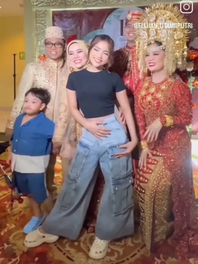 Tampilan Fuji An Setelah Seharian Berkebaya di Pernikahan Kakaknya Frans Faisal dan Indah. [@fuji_an]
