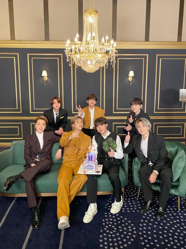 4 Hal Yang Perlu Kamu Tahu Tentang Comeback Bts Film Out News Entertainment Fimela Com