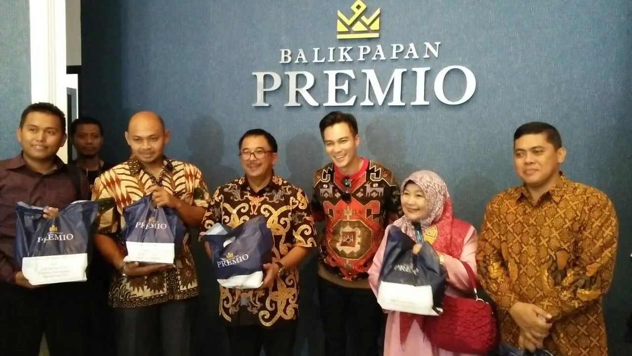 Baim Wong di depan gerai oleh-olehnya