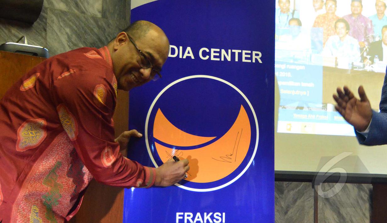 Sekretaris Fraksi Partai NasDem, Syarief Abdullah meresmikan website Fraksi DPR partai NasDem saat Seminar Politik Fraksi  Nasdem di Ruang KK II, Komplek Parlemen Senayan, Jakarta, Jumat (10/04/2015). (Liputan6.com/Andrian M Tunay)