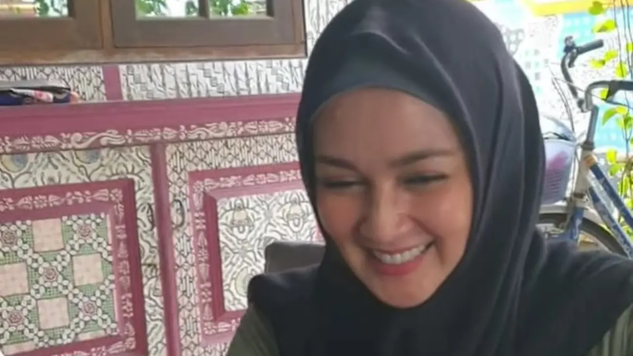 Potret Dina Lorenza sedang belajar membatik (Sumber: Instagram/dinalorenza1975)