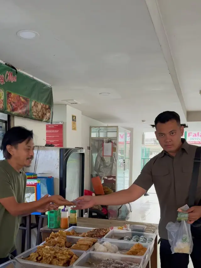 Epy Kusnandar jualan makanan di kantin apartemen (https://www.instagram.com/p/C2BWihlP0AN/)
