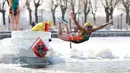 Seorang wanita  melompat ke danau yang beku di Shenyang di provinsi Liaoning, China timur laut (2/3). (AFP Photo)
