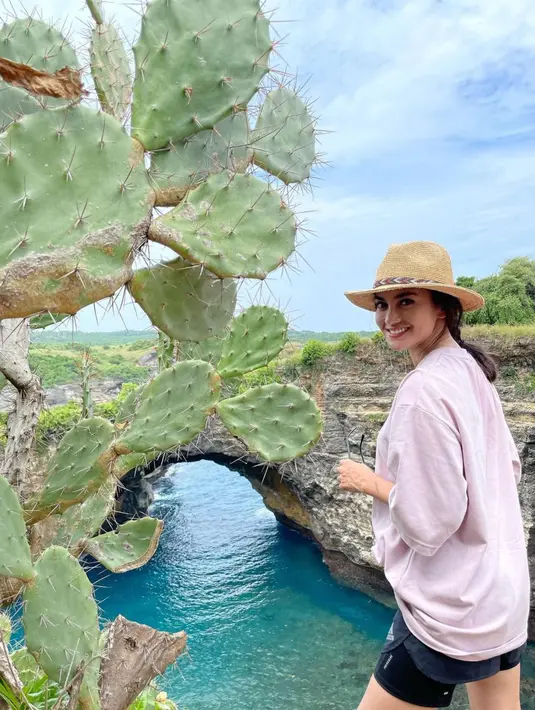 Pandai dalam memadupadankan pakaian, sehingga saat santai sekalipun, Ririn Ekawati selalu tampil stylish. Gaya berpakaiannya pun selalu mencuri perhatian. (Liputan6.com/IG/ririnekawati)