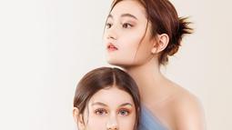 Zoe dan Laura memiliki darah blasteran Inggris, tidak heran bila keduanya memiliki wajah yang cantik dan memesona. Dalam pemotretan ini mereka juga memperlihatkan kekompakan dalam berbagai pose.(Liputan6.com/IG/@fdphotography90)