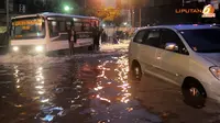 Banjir, Kendaraan Tak Bisa Melintasi Kawasan Gudang Peluru